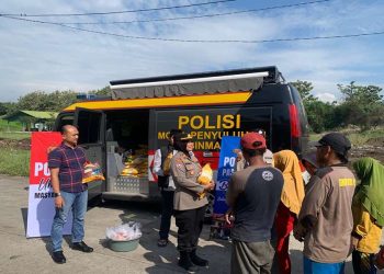 Polisi Datang Bawa Beras dan Telur, Pemulung TPA Wonokerto Terharu Berat