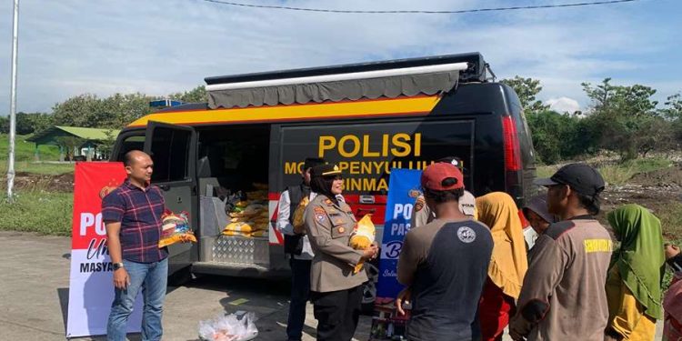 Polisi Datang Bawa Beras dan Telur, Pemulung TPA Wonokerto Terharu Berat