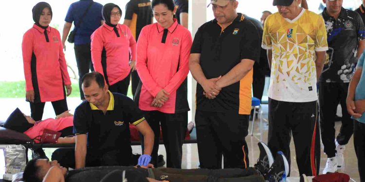 Jelang HUT Bhayangkara, Polisi dan TNI Tuban Sumbang Darah secara Kompak