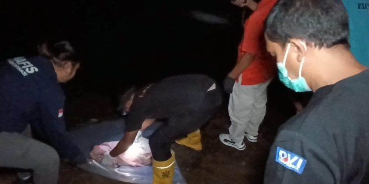 Bayi Laki-Laki Ditemukan Mengapung di Sungai Brantas dengan Tali Pusar Masih Terpasang