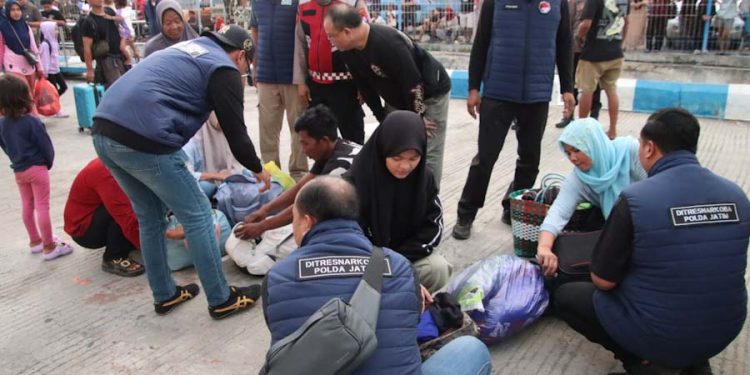 Tes Urine Mendadak Penumpang Kapal di Pelabuhan Kalianget Sumenep oleh Ditresnarkoba Polda Jatim