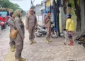 Tertibkan PMKS di Simpang Empat RA Basoeni oleh Satpol PP Mojokerto