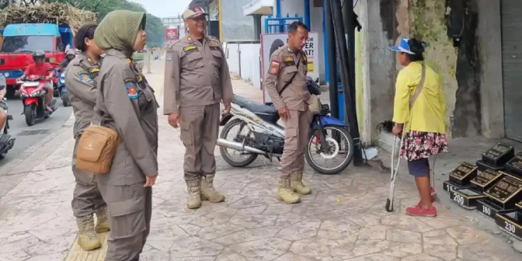 Tertibkan PMKS di Simpang Empat RA Basoeni oleh Satpol PP Mojokerto