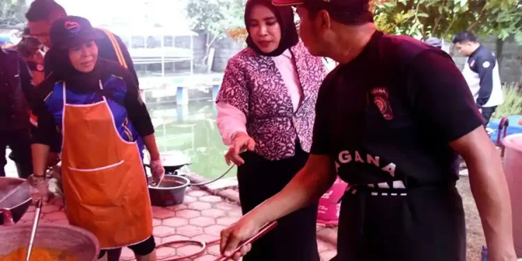 Dapur Umum Mandiri Warga Ngaban Bantu Ratusan Korban Banjir di Sidoarjo