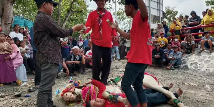 Aksi Ekstrem Kuda Menari di Bondowoso Membuat Penonton Tegang dan Tertawa