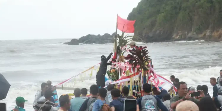 Tradisi Petik Laut Pantai Lampon Banyuwangi Ungkapan Syukur Nelayan Selama Hampir Seabad