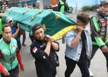 Isak Tangis Warnai Pemakaman Driver Ojol Sidoarjo yang Tewas Tragis di Gresik