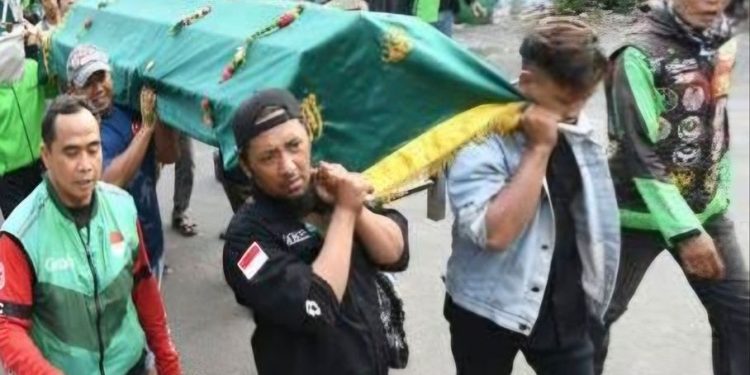 Isak Tangis Warnai Pemakaman Driver Ojol Sidoarjo yang Tewas Tragis di Gresik