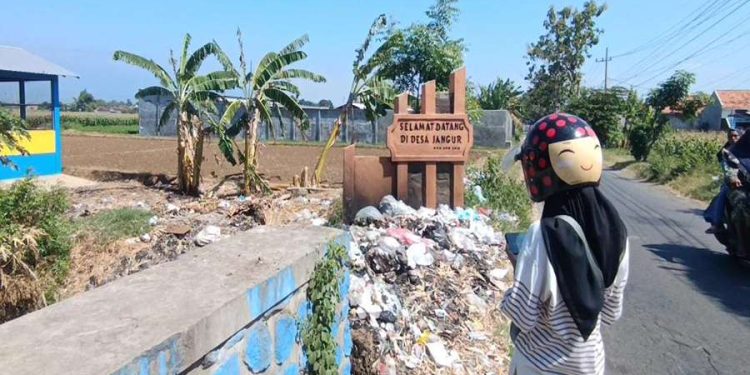 Warga Keluhkan Sampah Menumpuk di Batas Kota Probolinggo, Bau Menyengat dan Cemari Lingkungan