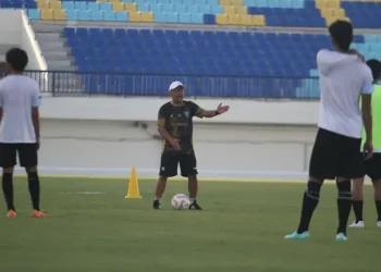 Aji Santoso Tegaskan Sanksi Tidak Berpengaruh Terhadap Posisi Jhon Mena di Persela Lamongan