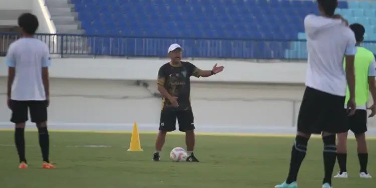 Aji Santoso Tegaskan Sanksi Tidak Berpengaruh Terhadap Posisi Jhon Mena di Persela Lamongan
