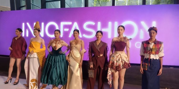 Kain Tradisional Bertransformasi Menjadi Fashion Futuristik