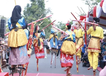Dua Wakil Menteri Meriahkan Festival Egrang di Jember