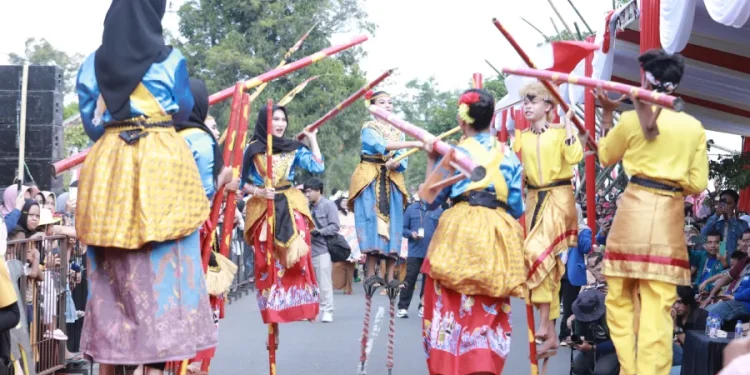 Dua Wakil Menteri Meriahkan Festival Egrang di Jember