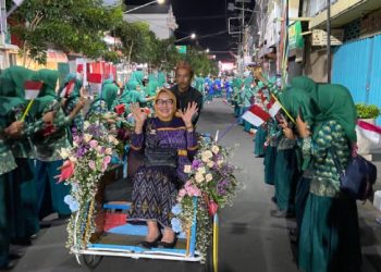 Delegasi Naik Becak Menelusuri Jalan Dhoho Kota Kediri Disambut Keramahan Warga