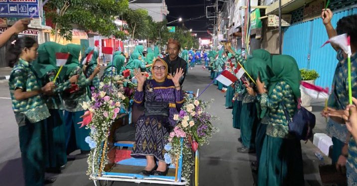 Delegasi Naik Becak Menelusuri Jalan Dhoho Kota Kediri Disambut Keramahan Warga