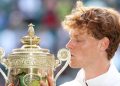 Jannik Sinner Petenis Italia Pertama Kalahkan Carlos Alcaraz dan Menang di Wimbledon