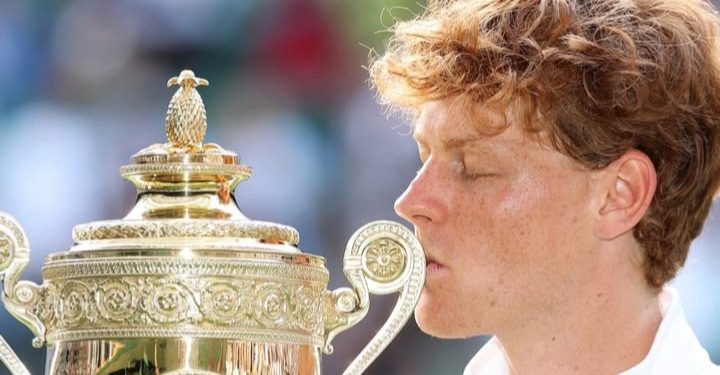 Jannik Sinner Petenis Italia Pertama Kalahkan Carlos Alcaraz dan Menang di Wimbledon