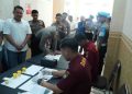 Tes Urine dilakukan oleh Polda Jatim di Polres Gresik