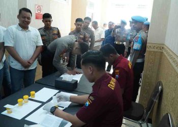 Tes Urine dilakukan oleh Polda Jatim di Polres Gresik