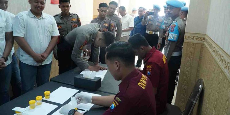 Tes Urine dilakukan oleh Polda Jatim di Polres Gresik
