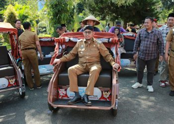 25 Pengemudi Becak Sumenep Menerima Becak Listrik