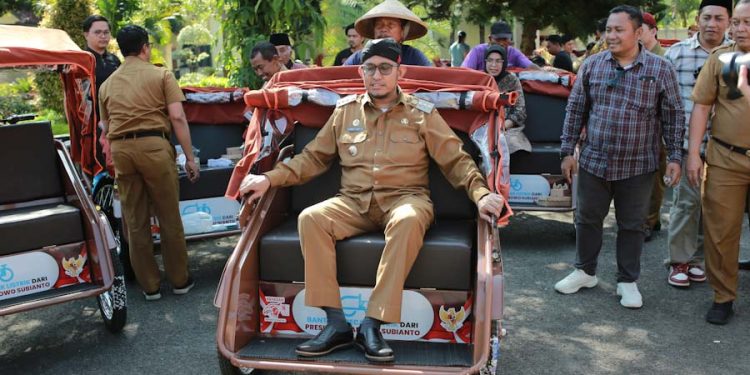 25 Pengemudi Becak Sumenep Menerima Becak Listrik