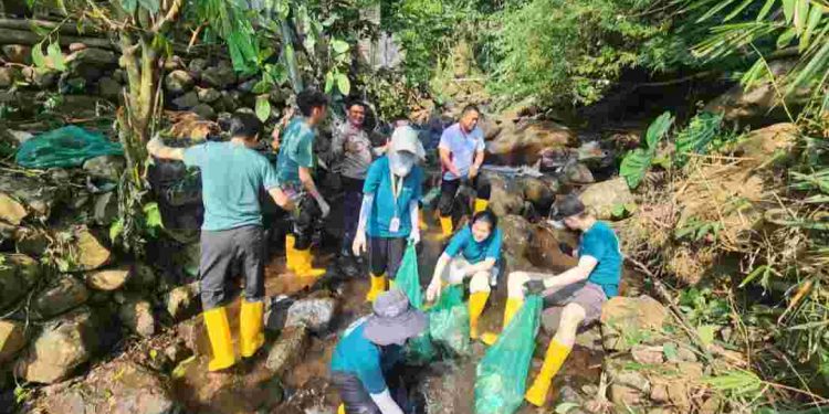 PCU dan Sungai Watch Galang Ratusan Mahasiswa dari 6 Negara Kumpulkan 887 Kg Sampah di Mojokerto