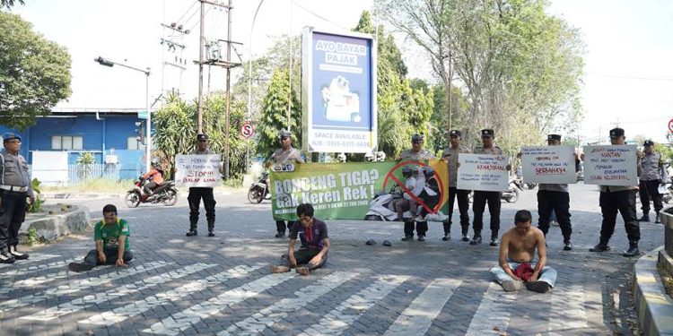 Cara Kreatif Polsek Tenggilis Mejoyo Surabaya Sosialisasi Bahaya Pelanggaran Lalu Lintas