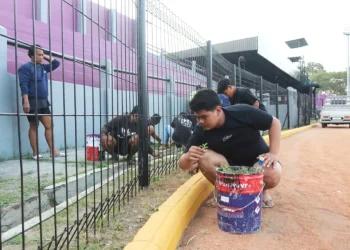 Bersih Stadion Jelang Musim Baru di Brawijaya