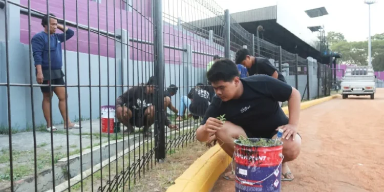 Bersih Stadion Jelang Musim Baru di Brawijaya