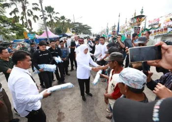 Gubernur Khofifah Kunjungi Muncar Banyuwangi dan Salurkan Bantuan untuk Ratusan Nelayan