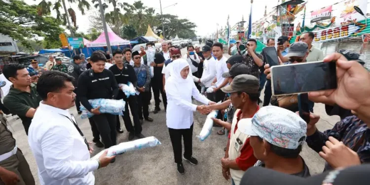 Gubernur Khofifah Kunjungi Muncar Banyuwangi dan Salurkan Bantuan untuk Ratusan Nelayan