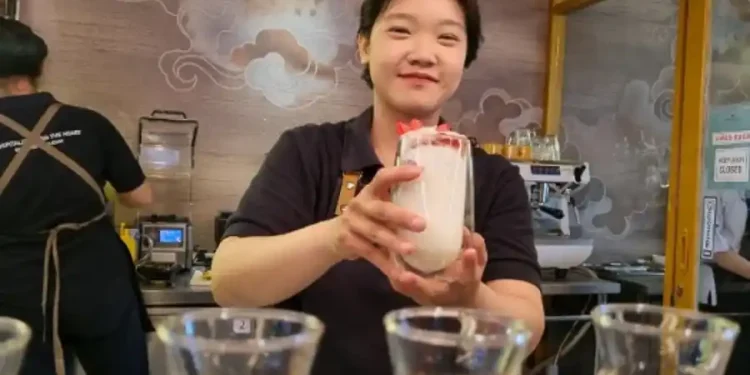 Kreasi Minuman Sangsaka Menyegarkan ala Barista Sambut Kemerdekaan di Surabaya