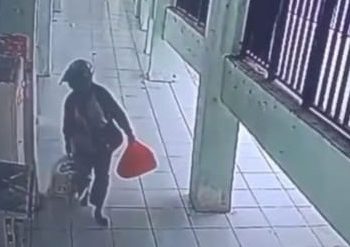 Kejahatan di Pasar Perak Jombang, Perempuan Berkerudung Mencuri dari Kios