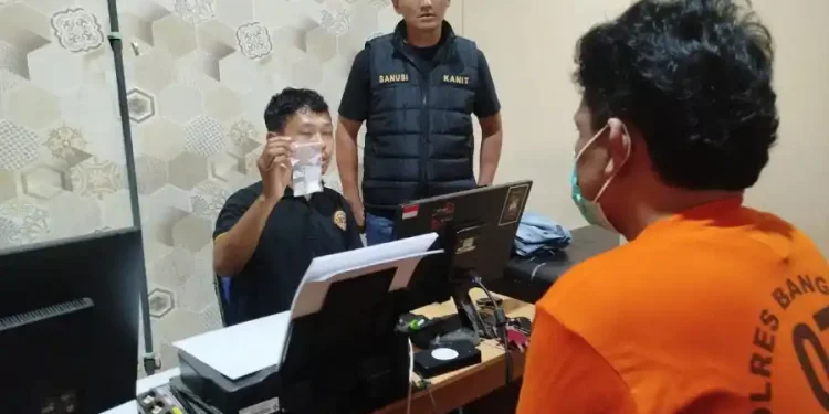 Penggerebekan Rumah Pengedar di Bangkalan, Polisi Temukan Sabu 5,5 Gram
