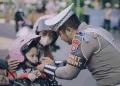 Helm Gratis Dibagikan oleh Satlantas Gresik dalam Operasi Patuh Semeru 2025