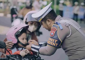 Helm Gratis Dibagikan oleh Satlantas Gresik dalam Operasi Patuh Semeru 2025