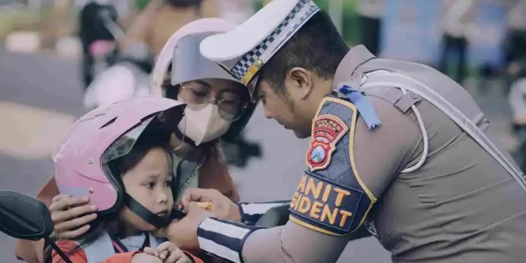 Helm Gratis Dibagikan oleh Satlantas Gresik dalam Operasi Patuh Semeru 2025