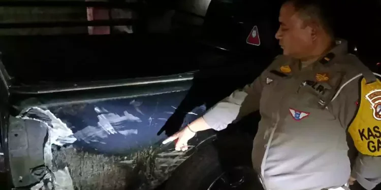 Mobil Tabrak Rumah Warga Lumajang Ditemukan, Pelat Dilepas dan Disembunyikan dengan Terpal