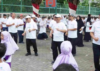 Senam Bersama Siswa SD di Surabaya, Mendikdasmen Pesan Semangat Raih Cita-Cita
