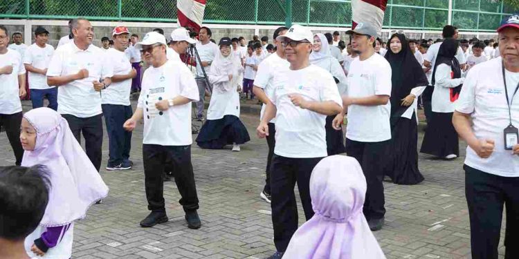 Senam Bersama Siswa SD di Surabaya, Mendikdasmen Pesan Semangat Raih Cita-Cita