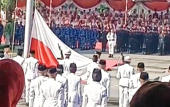 Upacara HUT ke-80 RI di Balai Kota Surabaya Terjadi Insiden Bendera Terbalik