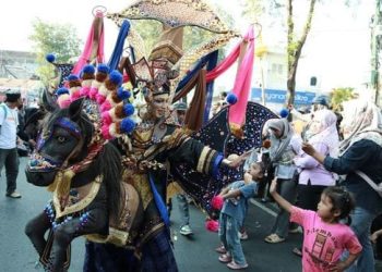 Kostum ‘Ngelukat’ Hipnotis Ribuan Penonton di Jogja Fashion Carnival 2025