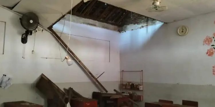 Atap Ruang Kelas SDN di Jember Tiba-tiba Ambrol di Siang Hari