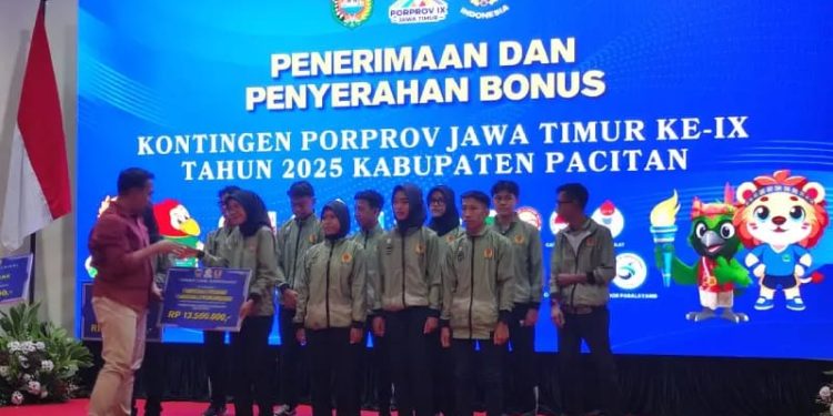 Atlet dan Pelatih Angkat Besi Pacitan Raih Bonus di Malam Resepsi HUT Kemerdekaan