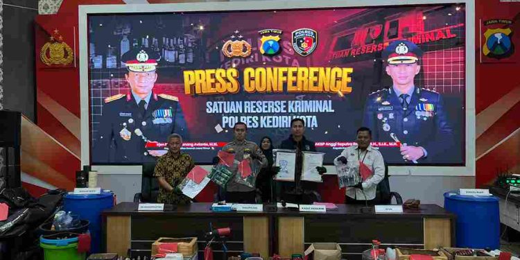 Amankan Produsen Miras Palsu dan Pelaku Pengeroyokan di Kota Kediri