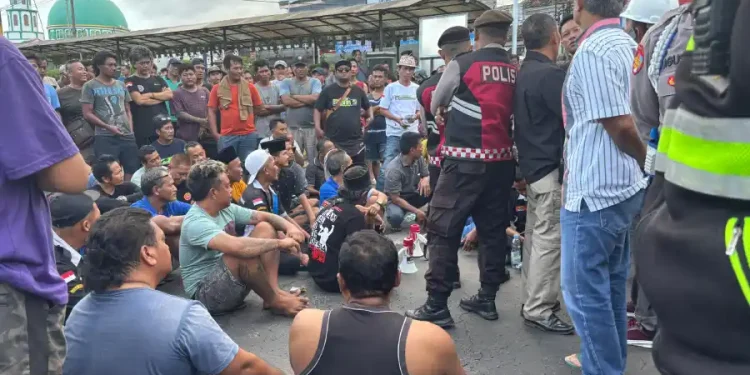 Sopir Truk Blokade Pelabuhan Ketapang Tuntut Fasilitas dan Perlakuan Adil