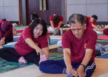 Lansia Surabaya Rayakan 17 Agustus dengan Yoga di Hotel Mewah