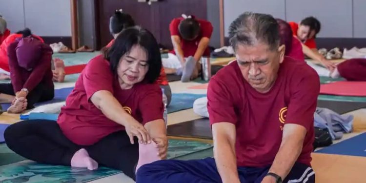 Lansia Surabaya Rayakan 17 Agustus dengan Yoga di Hotel Mewah